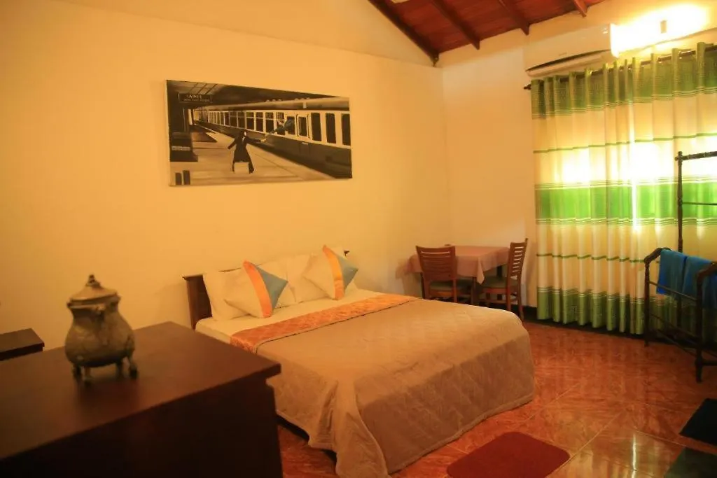 Отель Green Light Holiday Village Негомбо
