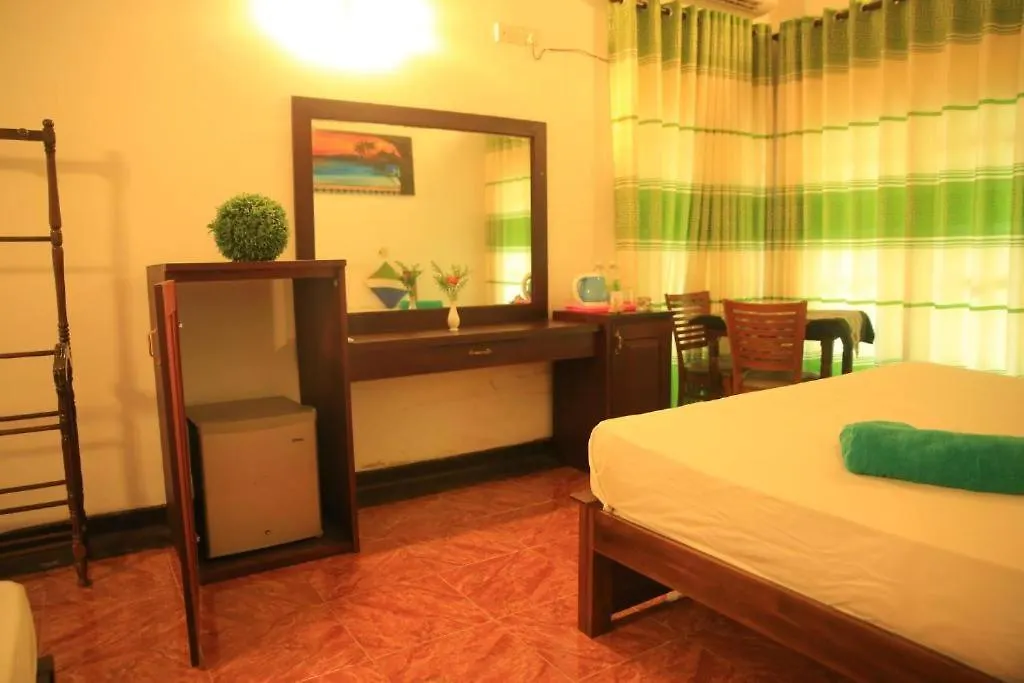 Green Light Holiday Village Негомбо Отель