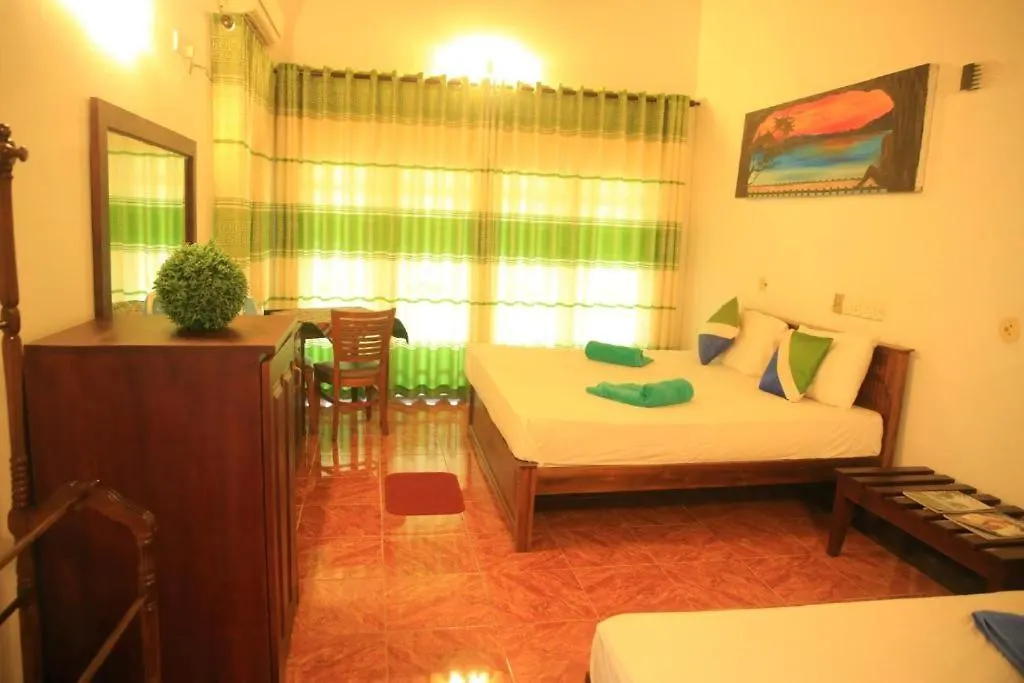 Отель Green Light Holiday Village Негомбо