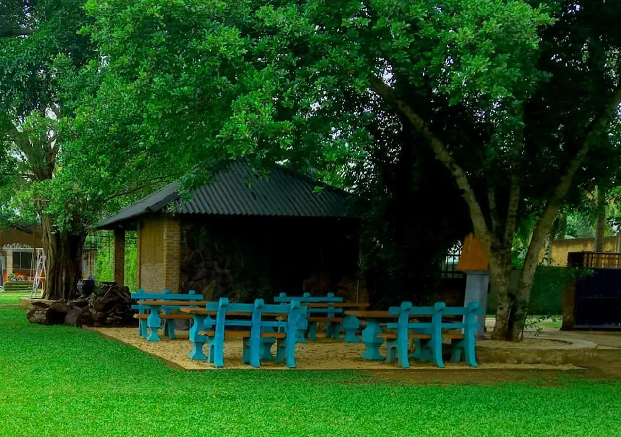 Отель Green Light Holiday Village Негомбо